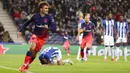 Pemain Atletico Madrid Antoine Griezmann melakukan selebrasi usai mencetak gol ke gawang FC Porto pada pertandingan sepak bola Grup B Liga Champions di Stadion Dragao, Porto, Portugal, 7 Desember 2021. Atletico Madrid menang 3-1. (AP Photo/Luis Vieira)