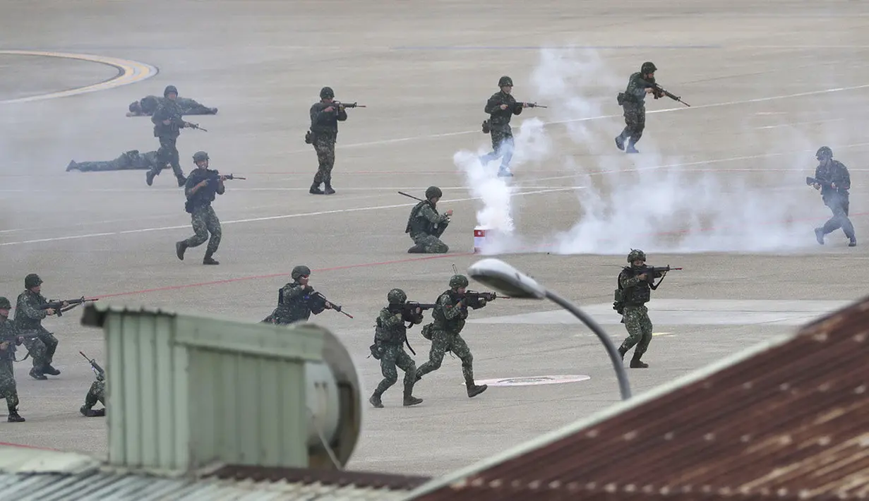 <p>Para analis mengatakan bahwa latihan itu dimaksudkan untuk memperkuat kemampuan Taiwan dalam menanggapi ancaman militer yang kian besar dari China dan menerapkan pelajaran yang diambil dari perang Rusia di Ukraina. (AP Photo/ Chiang Ying-ying)</p>