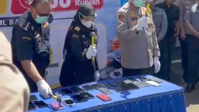 35 Handphone Dipalu hingga Hancur, Ternyata Ini Alasannya