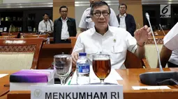 Menkumham Yasonna Laoly mengikuti rapat kerja dengan Komisi III DPR di kompleks Parlemen, Jakarta,  Rabu (6/3). Rapat membahas pengajuan kewarganegaraan RI dari pesepakbola asal Nigeria, Godstime Ouseloka Egwuatu. (Liputan6.com/Johan Tallo)