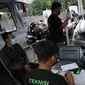 Petugas melakukan uji emisi gas buang kendaraan di Lapangan  Parkir IRTI Monas, Jakarta, Selasa (2/11/2021). Fasilitas ini diharapkan mendorong masyarakat untuk melakukan uji emisi kendaraan sebelum sanksi tilang diterapkan mulai 13 November 2021. (Liputan6.com/Faizal Fanani)