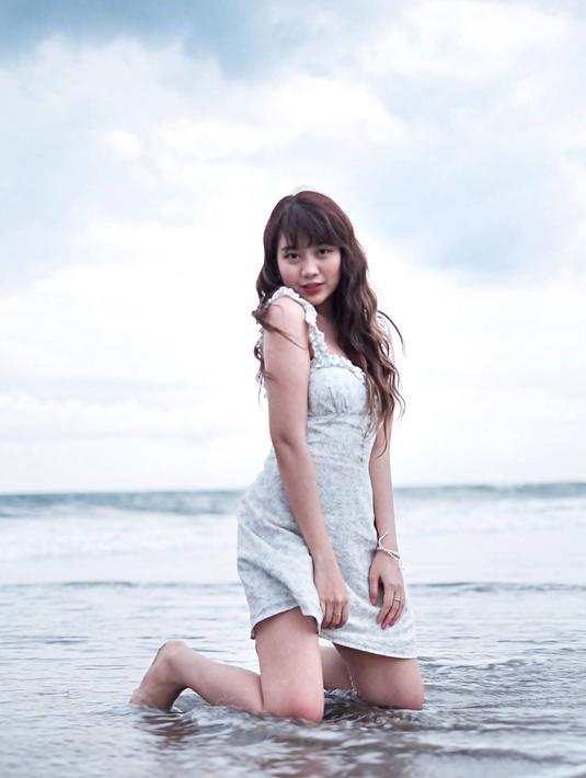 Sudah seperti pose para model-model, sambil basah-basahan dengan air pantai, Ghea terlihat makin menawan. Terkadang ia pun membagikan potretnya dalam Instagram ini dengan keterangan nyeleneh yang membuat banyak netizen heran. (Liputan6.com/IG/@gheaindrawari)