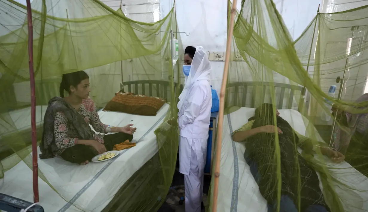 Pasien yang menderita demam berdarah, penyakit yang ditularkan oleh nyamuk, dirawat di bangsal isolasi, di sebuah rumah sakit di Lahore, Pakistan, Jumat (23/9/2022). Pakistan telah mengerahkan ribuan dokter dan paramedis tambahan di provinsi yang paling parah dilanda banjir di negara itu untuk menahan penyebaran penyakit yang telah menewaskan lebih dari 300 orang di antara para korban banjir, kata para pejabat. (AP Photo/K.M. Chaudary)