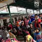 Sejumlah penumpang bersiap menaiki KRL Commuter Line di Jakarta, Sabtu (27/1). PT Kereta Commuter Indonesia juga mematok pendapatan sekitar Rp 2,7 triliun. (Liputan6.com/Immanuel Antonius)