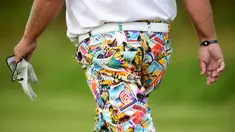 Pegolf AS, John Daly mengenakan celana penuh corak dan berwarni-warni selama sesi latihan di Southport, Inggris, 19 Juli 2017. Celana yang digunakan pegolf tersebut bergambar tempat rekreasi dari sejumlah negara. (REUTERS/Hannah McKay)