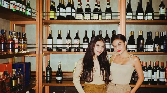 7 Potret Kedekatan Rica Andriani dan Awkarin, Sering Hangout Bareng