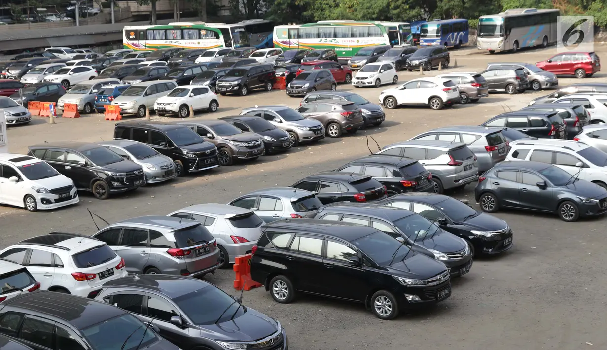 Deretan mobil terparkir di area Park and Ride di Jalan MH Thamrin, Jakarta, Jumat (30/8/2019). Pemerintah Provinsi DKI Jakarta berencana mengubah peruntukan area park and ride menjadi pusat kuliner. (Liputan6.com/Helmi Fithriansyah)