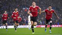 Bek Manchester United, Harry Maguire (tengah) berselebrasi setelah mencetak gol ke gawang Leeds United pada pertandingan lanjutan Liga Inggris di Stadion Elland Road di Leeds, Inggris, Minggu (20/2/2022). MU menang atas Leeds United 4-2. (Mike Egerton/PA via AP)