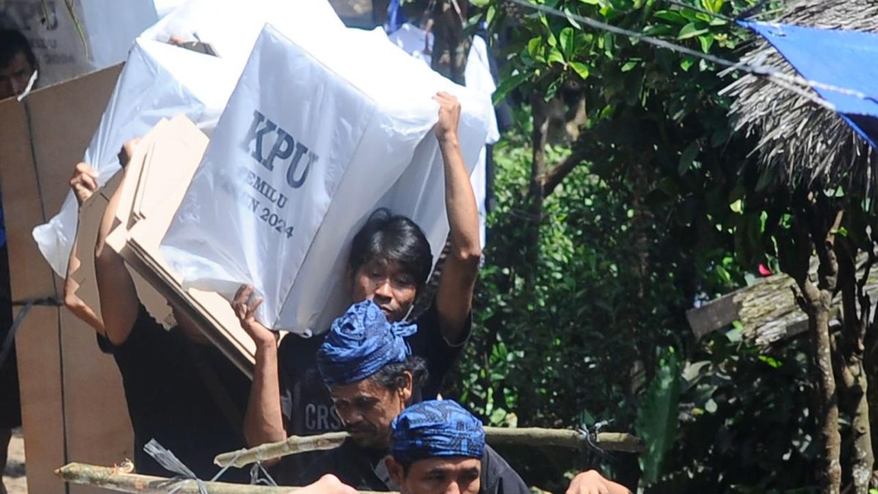FOTO: Perjuangan Distribusi Kotak Suara Pemilu di Baduy Luar, Petugas dan Warga Jalan Kaki hingga 5 Km