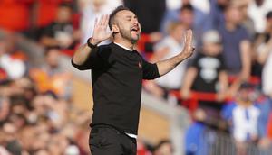 Roberto De Zerbi. Pelatih Brighton and Hove Albion asal Italia berusia 43 tahun ini menempati posisi keempat sebagai pelatih termuda di Liga Inggris musim 2022/2023. Ia baru saja menangani Brighton pada 18 September 2022 menggantikan posisi Graham Potter yang dipinang Chelsea. Sebelumnya Roberto De Zerbi menjadi pelatih Shakhtar Donetsk sejak 25 Mei 2021. Pada laga debutnya ia sukses menahan imbang Liverpool 3-3 di Anfield (1/10/2022) dan membawa Brighton sementara berada di posisi ke-4 klasemen sementara. (PA via AP/Peter Byrne)