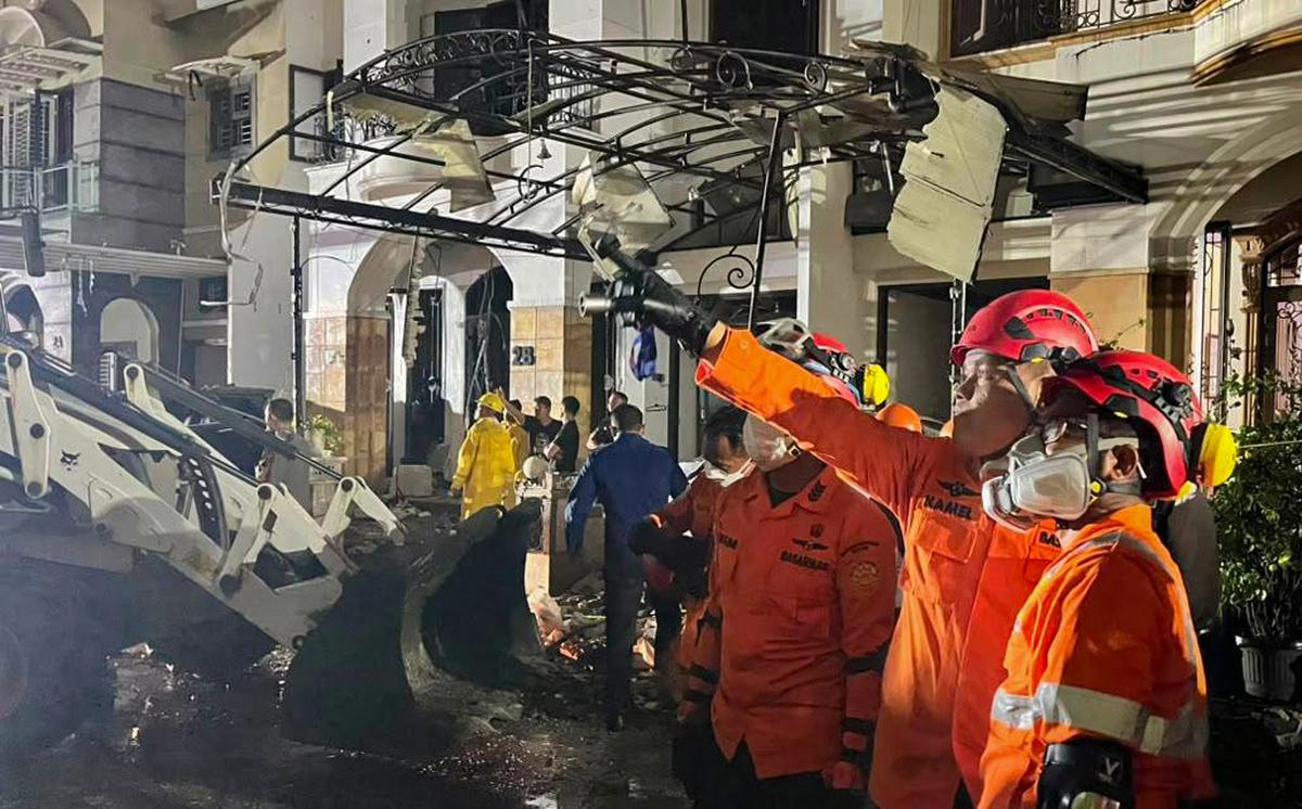 Tim SAR Gabungan Cari Dua Korban di Reruntuhan Rumah Mewah Grand Polonia