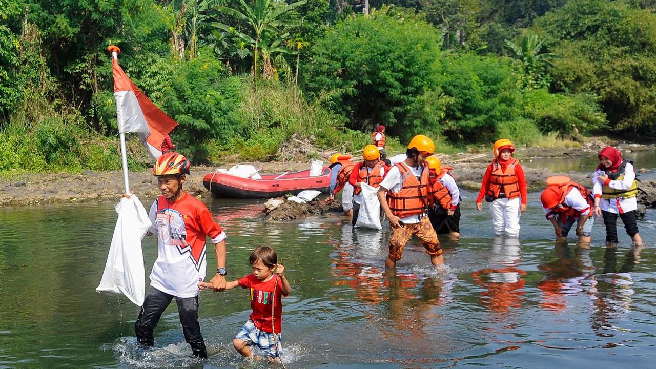 Aksi ini dilakukan sebagai bentuk kepedulian lingkungan untuk membersihkan aliran Sungai Ciliwung yang masih dipenuhi sampah.