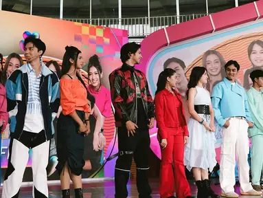 Konsep acara yang dikemas secara apik juga menjadi kunci kesuksesan Asmara Gen Z Love Fest. Bukan hanya sekadar fan meeting biasa, acara ini menyajikan beragam hiburan menarik. Beberapa diantaranya adalah konser musik dengan penampilan para pemain membawakan lagu-lagu soundtrack sinetron, sesi fan meet eksklusif, hingga drama musikal yang memukau. (Liputan6.com/IG/@aqeelacalista)