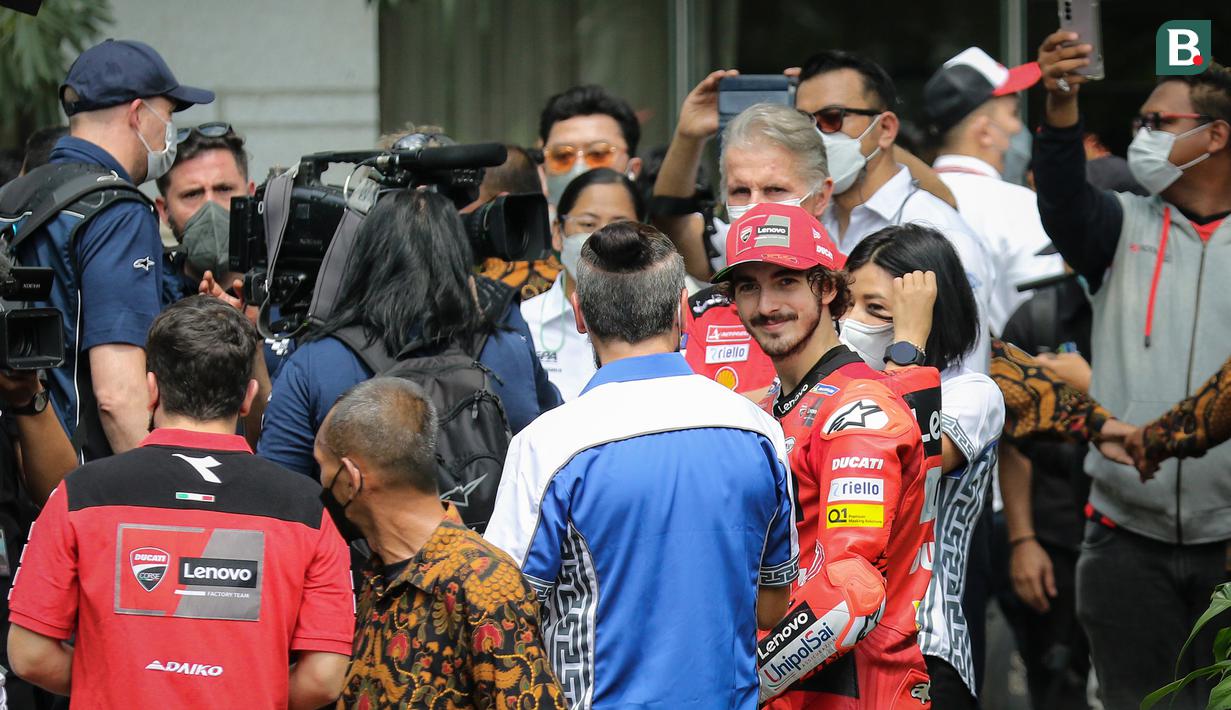 Pembalap Ducati Lenovo Team, Francesco Bagnaia terlihat diwawancarai reprter TV usai parade pembalap MotoGP, Moto2, Moto3, ATC, dan klub motor dari Istana Merdeka hingga Hotel Kempinski di Bundaran HI Jakarta Pusat, Rabu (16/03/2022). (Bola.com/Bagaskara Lazuardi)