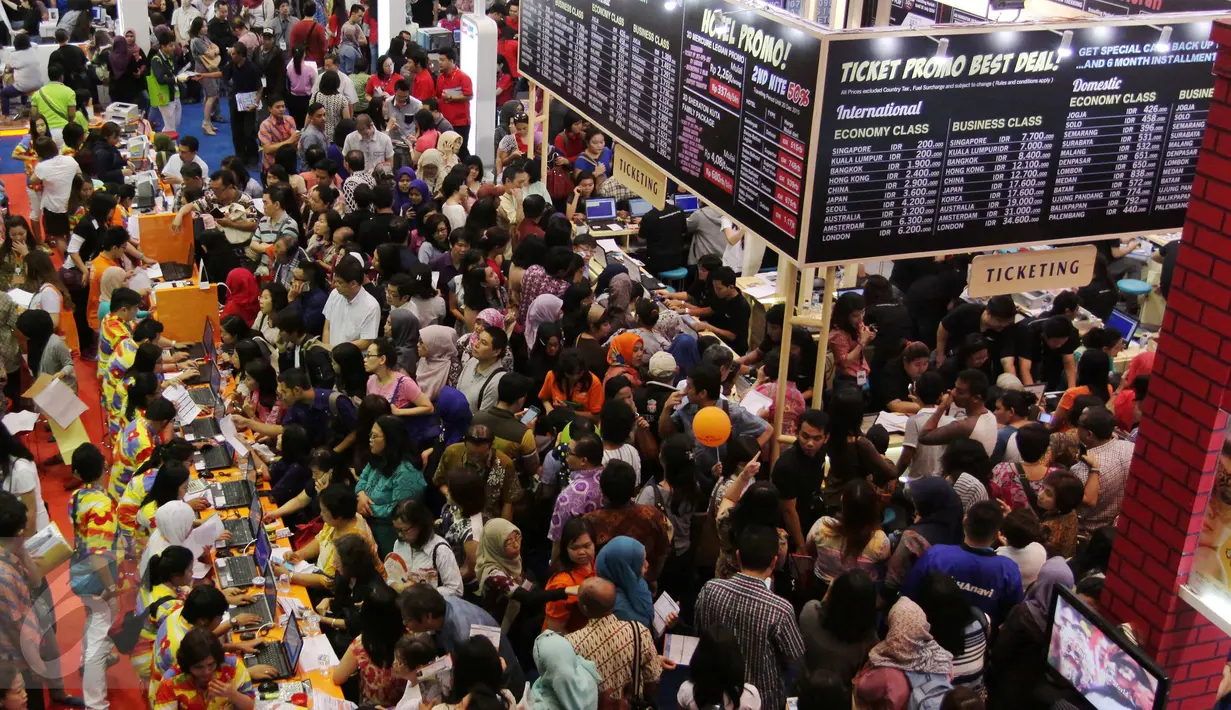 Pengunjung memadati Garuda Travel Fair 2015 di JCC, Senayan, Jakarta, Jumat (25/9/2015). Pameran tersebut diharapkan dapat meningkatkan minat masyarakat Indonesia untuk berwisata di dalam dan luar negeri.  (Liputan6.com/Angga Yuniar)