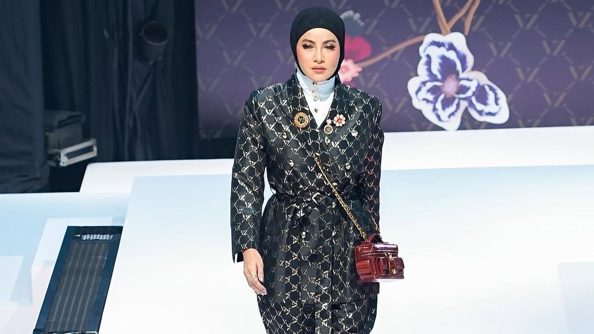 6 Potret Olla Ramlan Tampil Berkelas saat Melenggang sebagai Muse di Fashion Show Vivi Zubedi