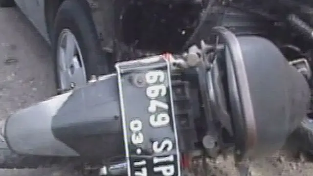 Sedang Asyik Istirahat, 2 Motor Pemudik Ditabrak Mobil