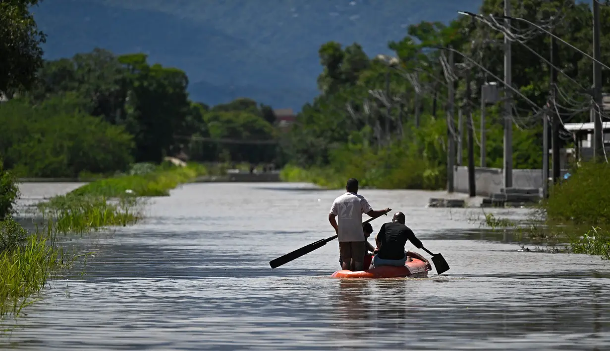 Petugas penyelamat setempat masih mencari seorang wanita yang hilang setelah mobilnya jatuh ke sungai pada Minggu malam. (MAURO PIMENTEL / AFP)