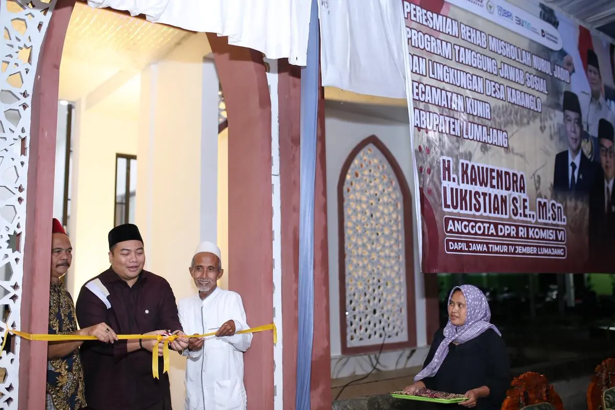 Anggota DPR Komisi VI Kawendra Lukistian meresmikan musala di Desa Karanglo, Kecamatan Kunir, Kabupaten Lumajang, Jawa Timur.