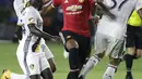 Pemain Manchester United, Anthony Martial melewati adangan para pemain LA Galaxy pada laga persahabatan di StubHub Center, California, Sabtu (15/7/2017). MU menang 5-2. (AP/Jae C. Hong)