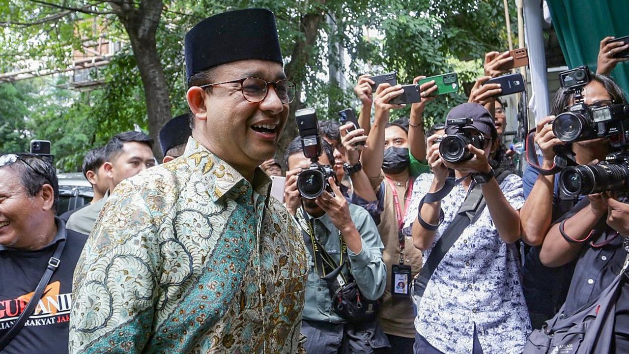 Mantan Gubernur DKI Jakarta, Anies Rasyid Baswedan tersenyum saat tiba di Kantor Dewan Pimpinan Wilayah (DPW) Partai Kebangkitan Bangsa (PKB) DKI Jakarta di Jalan Perintis Kemerdekaan, Pulogadung, Jakarta Timur, Kamis (13/6/2024). DPW PKB DKI Jakarta meng