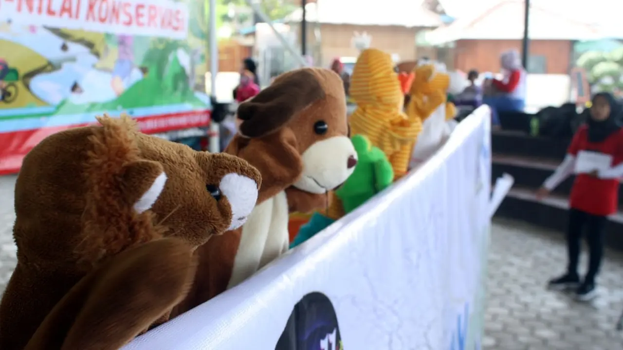 Dongeng boneka lima sekawan beraksi menyelamatkan air sungai dipentaskan oleh bocah-bocah Banyumas. (Foto: Liputan6.com/Muhamad Ridlo)
