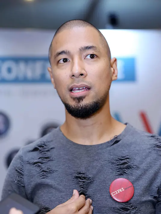 "Itu hak prerogatif mereka (anak-anak). Masalah dia mau beragama atau tidak saya tidak mau memberikan sesuatu yang belum dipahami mereka, biar mereka paham dulu," ujar penyanyi kelahiran Bandung 38 tahun silam. (Nurwahyunan/Bintang.com)