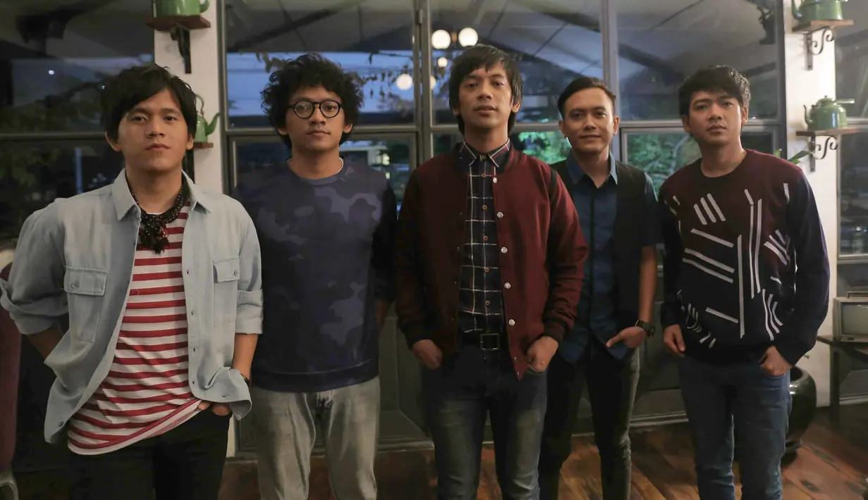 Rian Ekky Pradipta, Dwiki Aditya Marsall, Rayyi Kurniawan Iskandar Dinata, Nurul Damar Ramadan, dan Wahyu Piadji syuting pembuatan video klip Dengarlah Sayang, di kawasan Kemang, Jakarta Selatan, Selasa (16/8/2016). (Andy Masela/Bintang.com)