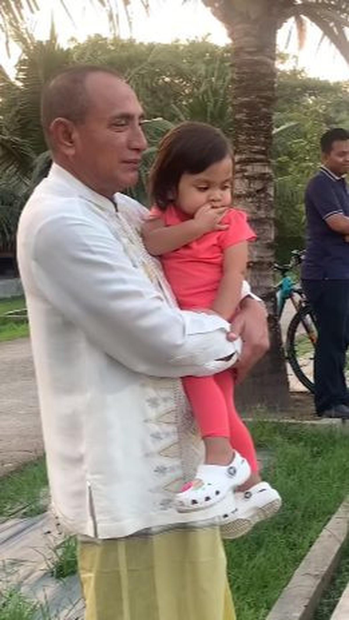 "Tak ketinggalan juga, cucu kesayangan Atok @mikhaylamaritzamaulana ikut menemani Atoknya jalan-jalan sore..Barakallah," pungkas Edy.
