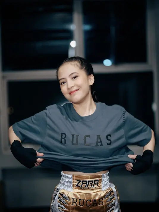 Adhisty Zara juga terlihat begitu memukau dengan gaya seru. Oversized t-shirt jadi fashion statement pada gayanya. [Foto: Instagram/ Lula Lahfah]