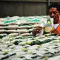 Pekerja tengah menata gula pasir di Gudang Bulog Jakarta, Selasa (14/2). Kemendag menyatakan, penetapan harga eceran tertinggi (HET) gula kristal putih sebesar Rp12.500 per kilogram akan dilakukan pada bulan Maret 2017. (Liputan6.com/Angga Yuniar)