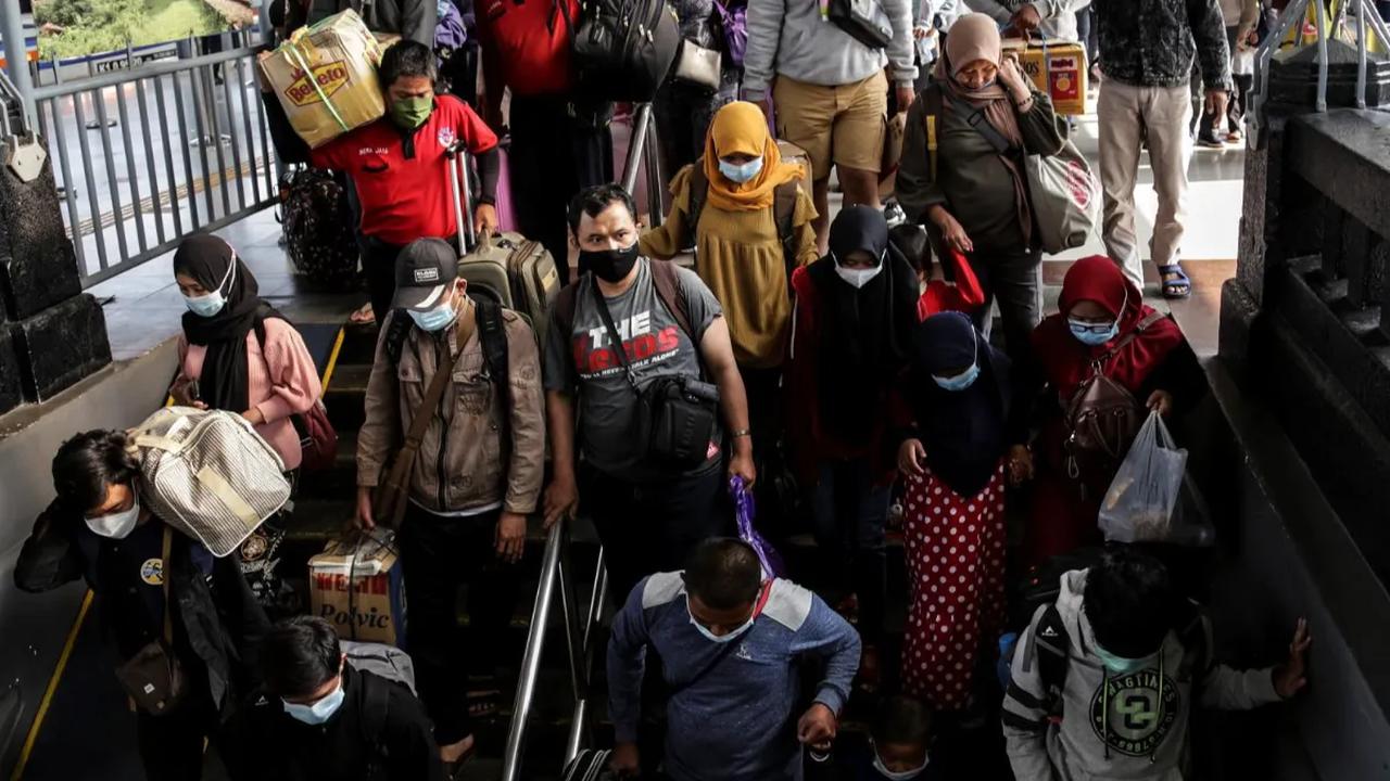 Libur mudik telah usai. Pendatang masuk Jakarta mulai berdatangan. Istilahnya urbanisasi.