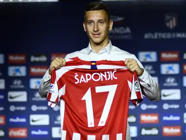 Penyerang baru Atletico Madrid,  Ivan Saponjic berpose dengan seragam klub barunya selama pengenalan resmi dirinya di stadion Wanda Metropolitano di Madrid (12/7/2019). Atletico Madrid secara resmi mengumumkan perekrutan Ivan Saponjic dari Benfica. (AFP Photo/Oscar Del Pozo)