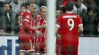 Para pemain Bayern Munchen merayakan gol ke gawang Besiktas pada laga leg kedua 16 besar Liga Champions 2017-2018 di Vodafone Park, Kamis (15/3/2018) dini hari WIB.  (AP Photo/Lefteris Pitarakis)