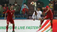 Pemain Timnas Indonesia, Alfeandra Dewangga (kanan) berebut bola dengan pemain Myanmar,&nbsp; Win Naing Tun saat pertandingan babak penyisihan Grup A SEA Games 2021 melawan Myanmar di Stadion Viet Tri, Phu Tho, Vietnam, Minggu (15/5/2022). (Ikhwan Yanuar)