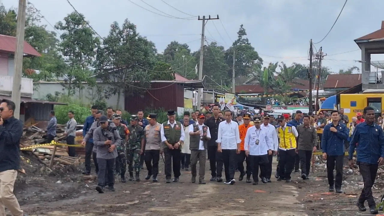 Presiden Joko Widodo atau Jokowi Saat meninjau lokasi banjir lahar dingin di Nagari Bukik Batabuah, Kabupaten Agam, Sumatera Barat, Selasa (21/5/2024).