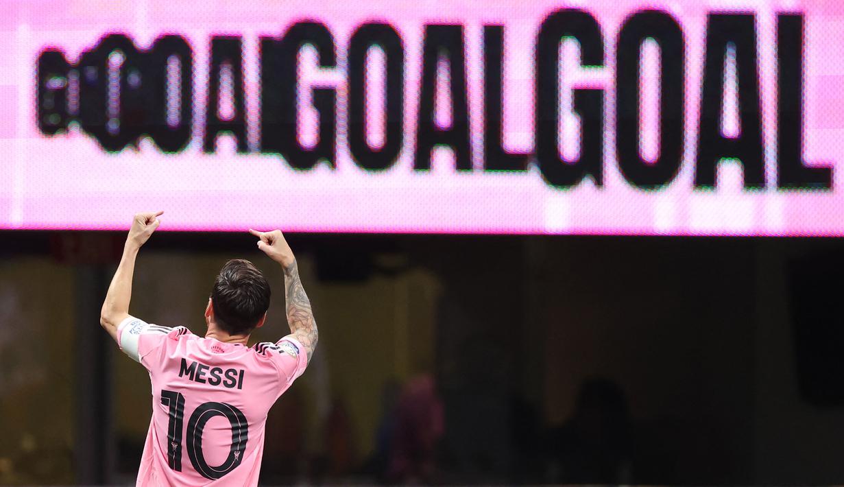 Pemain Inter Miami, Lionel Messi melakukan selebrasi setelah mencetak gol melalui tendangan bebas ke gawang FC Porto dalam laga Grup A Piala Dunia Antarklub 2025 di Mercedes-Benz Stadium, Atlanta, Amerika Serikat, Jumat (20/06/2025) WIB. (AFP/Alex Grimm)