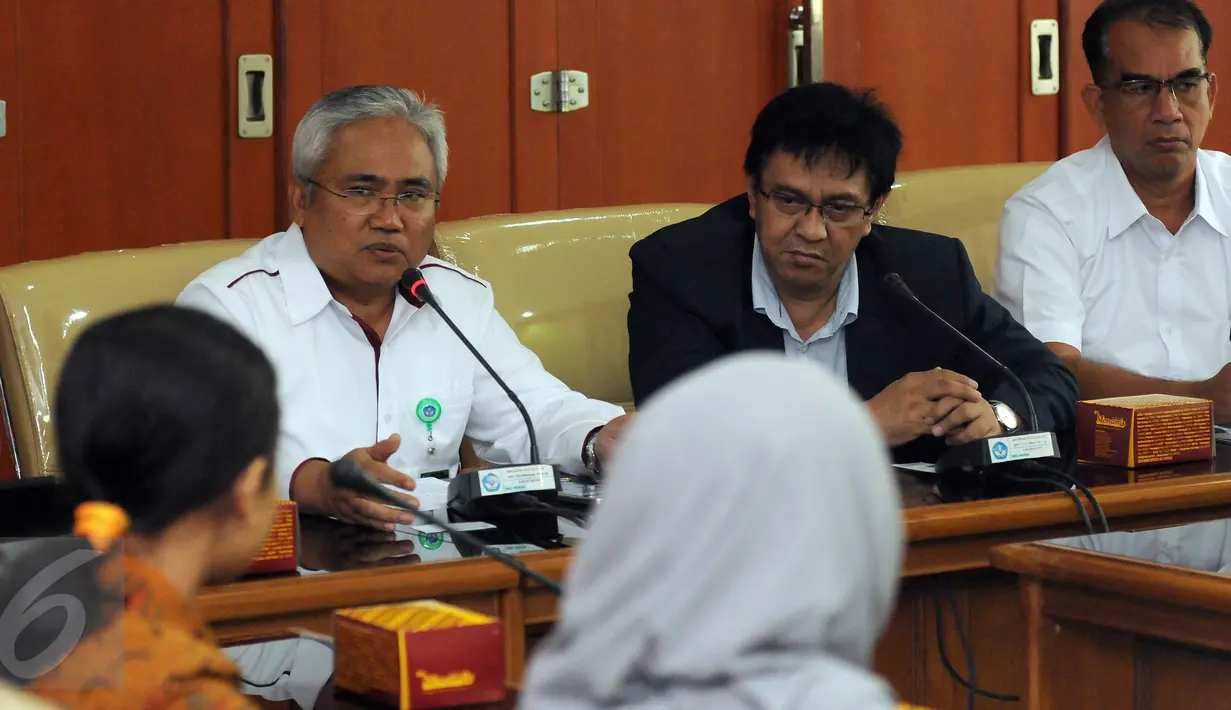 Direktur Pembinaan SD, Wowon Widaryat (kedua kiri) memberi arahan pada tim catur tingkat SD di Kemendikbud Jakarta, Kamis (31/3/2016). Dirjen Dikdasmen Kemendikbud mengirim 6 siswa ke Asian Youth Chess Championships 2016. (Liputan6.com/Helmi Fithriansyah)