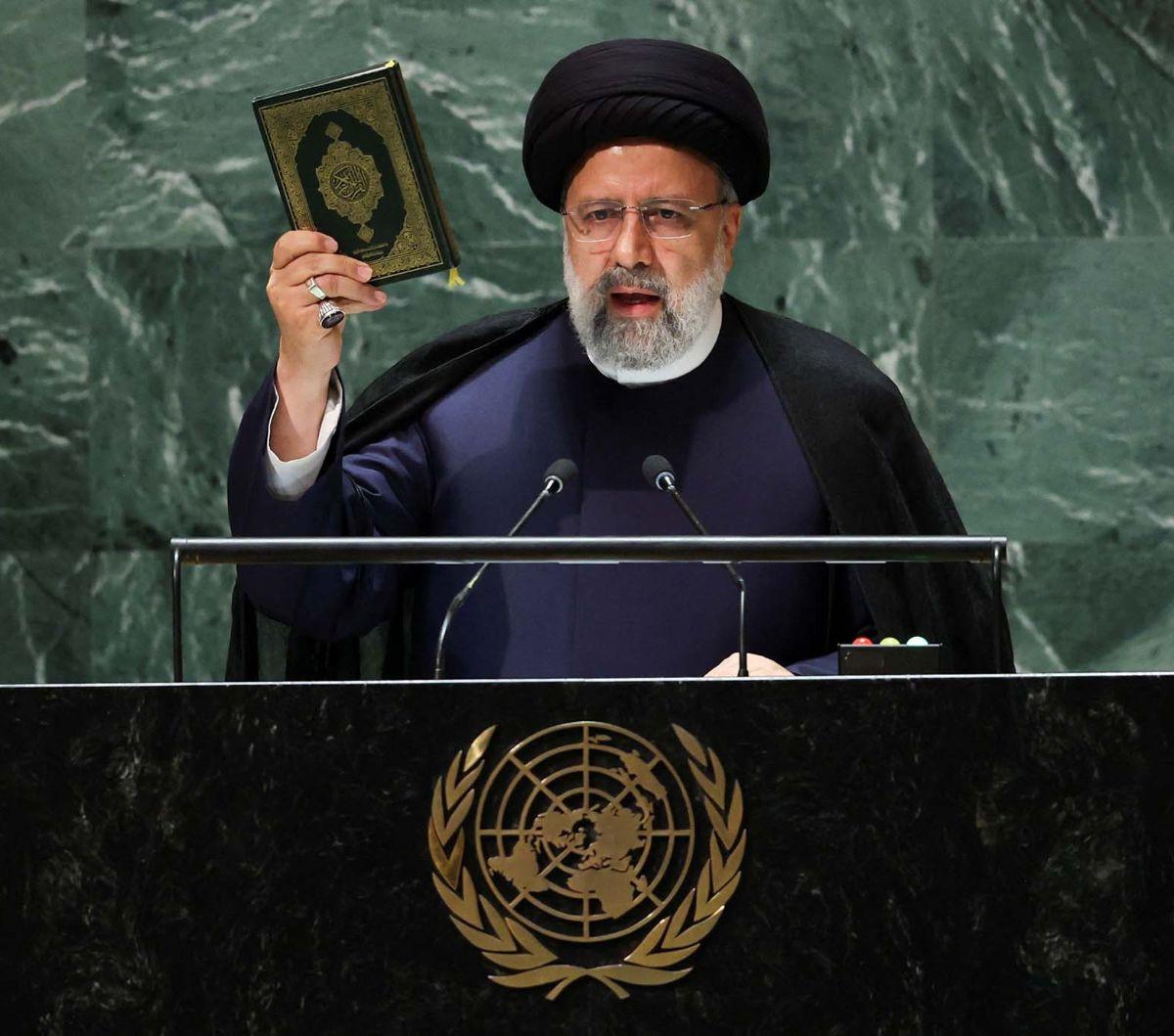 Presiden Iran Ebrahim Raisi menyampaikan pidato pada Sidang Umum Persatuan Bangsa Bangsa (PBB)&nbsp;ke-78 di Markas Besar PBB, New York City, Amerika Serikat, pada Selasa (19/9).&nbsp;Dalam kesempatan itu Raisi terlihat mengangkat kitab suci Alquran dan menciumny