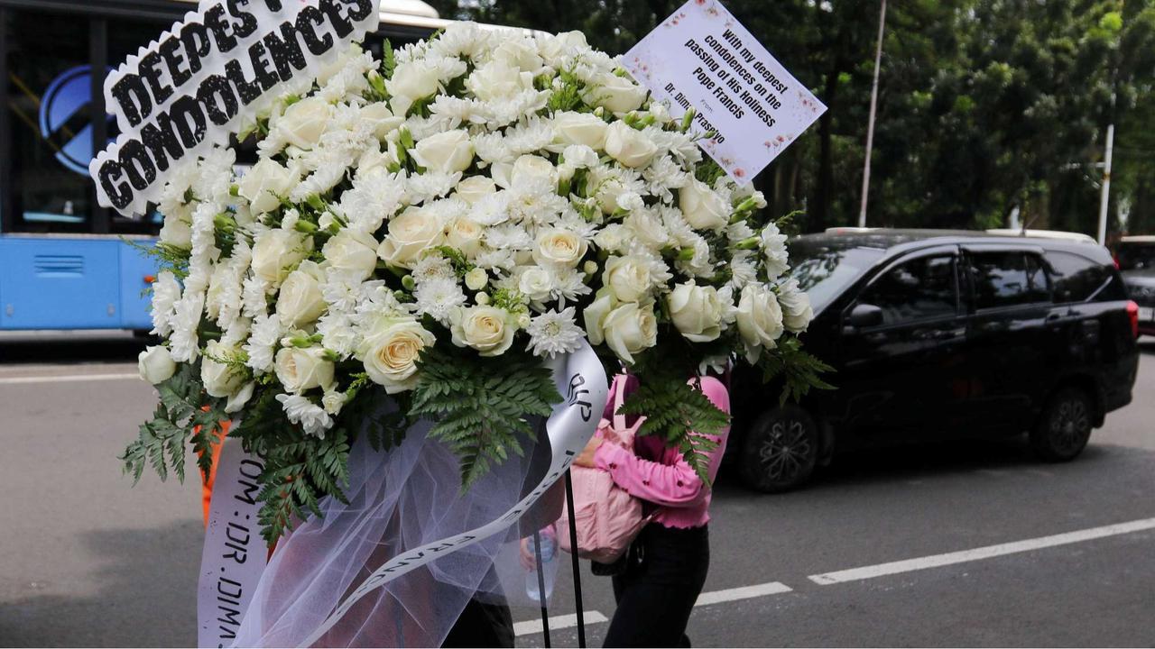 Umat Katolik berdoa untuk Paus Fransiskus di Kedubes Vatikan