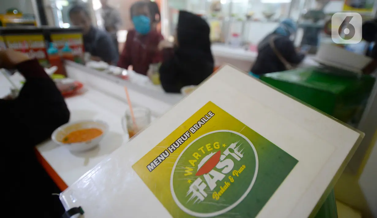Pengunjung tuna netra berada di Warteg FAST, Graha Raya Bintaro, Tangerang Selatan, Banten, Kamis (3/12/2020). Warteg FIST setiap hari membagikan makan gratis bagi penyandang Disabilitas, Tuna Netra serta Ibu Hamil yang datang kewarung. (merdeka.com/Dwi Narwoko)