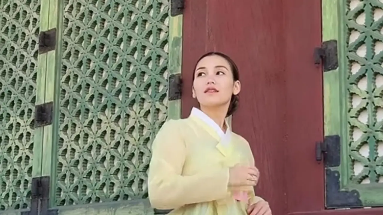Potret Ayu Ting Ting Pakai Hanbok di Korea Selatan, Pesonanya Bak Warga Lokal