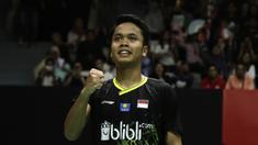 Tunggal putra Indonesia, Anthony Sinisuka Ginting, saat menghadapi tunggal China, Huang Yu Xiang, pada laga Indonesia Masters 2020 di Istora Senayan, Jakarta, Jumat (17/1). Anthony Ginting menang 21-11, 21-14 atas Huang Yu Xiang. (Bola.com/Yoppy Renato)