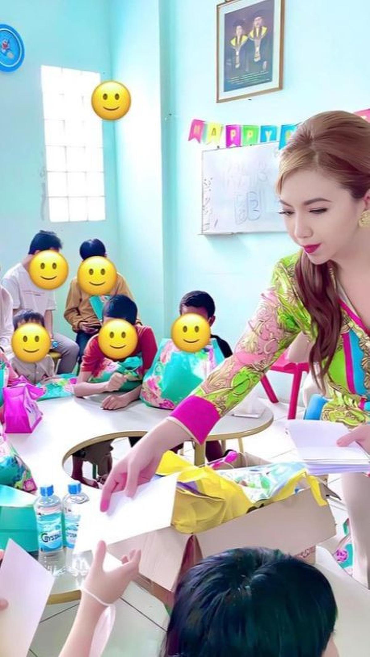 "Semangat ya adik-adik. 😘 Jangan lupa obatnya diminum," kata dia.<br>