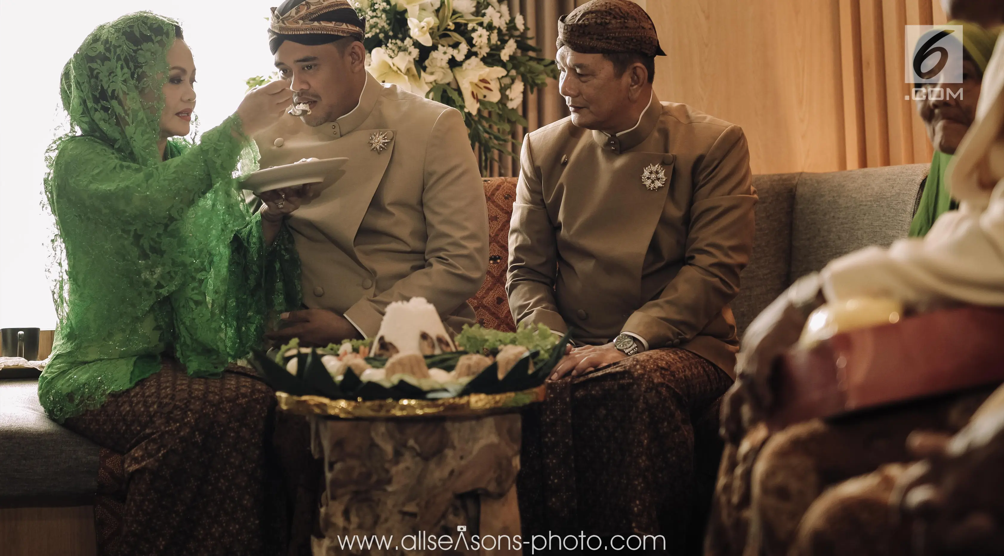 Ibu dari calon pengantin laki-laki, Bobby Nasution menyuapi usai prosesi siraman di Hotel Alila, Solo, Selasa (7/11). Prosesi siraman ini digelar secara adat Jawa. (Liputan6.com/Pool/All Seasons Photo)