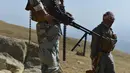 Gerakan perlawanan Afghanistan dan pasukan pemberontak anti-Taliban saat patroli di puncak bukit di daerah Darband, Distrik Anaba, Provinsi Panjshir, 1 September 2021. Panjshir terkenal dengan pertahanan alami yang tak pernah ditembus pasukan Soviet atau Taliban. (AHMAD SAHEL ARMAN/AFP)