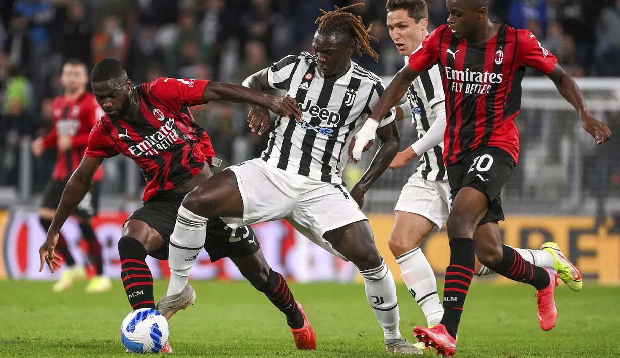 Bek AC Milan, Fikayo Tomori (kiri) dan gelandang Juventus, Moise Kean berebut bola pada pekan ke-4 Liga Italia di Allianz Stadium, Senin (20/9/2021) dini hari WIB. Menghadapi AC Milan, Juventus harus puas dengan hasil 1-1. (Marco Alpozzi/LaPresse via AP)