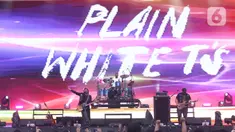 Grup musik Plain White T's saat tampil memeriahkan Soundrenaline di Allianz Ecopark, Ancol, Jakarta Utara, Sabtu (26/11/2022). Plain White T's tampil memeriahkan Soundrenaline 2022 dengan membawakan lagu berjudul The Giving Tree, Hey There Delilah, dan 1,2,3,4. (Liputan6.com/Herman Zakharia)