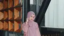 Saat Lebaran, Sintya Marisca tampil cantik dengan busana muslim bernuansa pink. Ia padukan abaya pink dengan hijab ungu pastel [@sintyamarisca]