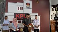 Ketua KPU Jakarta Wahyu Dinata menyampaikan, secara garis besar penyelenggaraan Pemilihan Gubernur atau Pilgub Jakarta 2024 berjalan aman terkendali. (Liputan6.com/Muhammad Radityo Priyasmoro)
